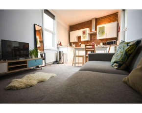 Central contemporary 3 bedroom flat in Bristol